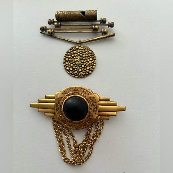 Jewelry - 2 vintage pins